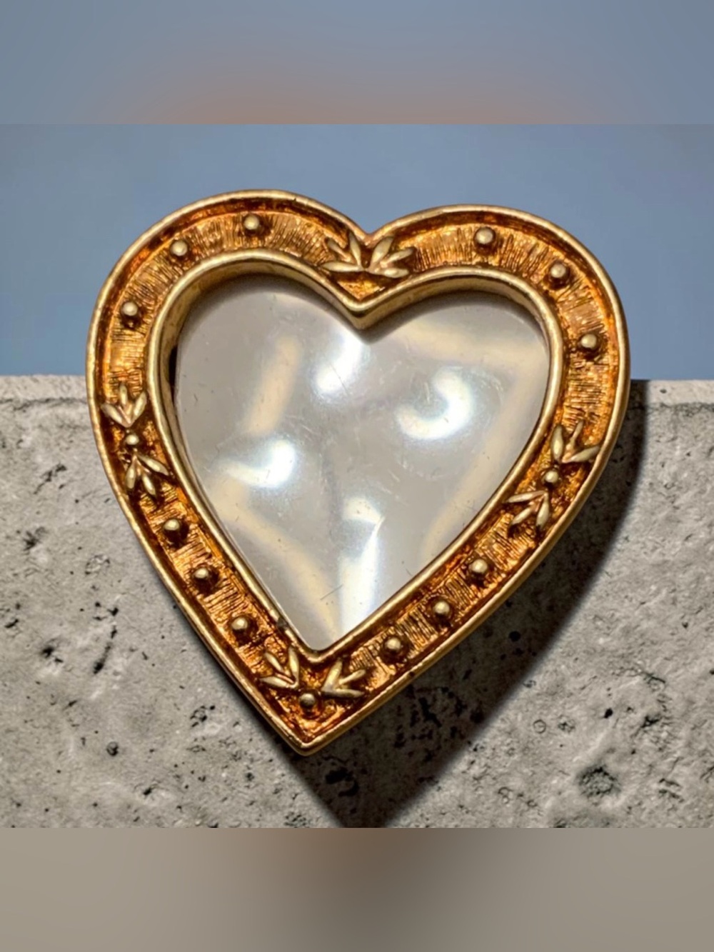 Vintage JJ Jonette Gold Heart Shaped Picture Frame pin / brooch